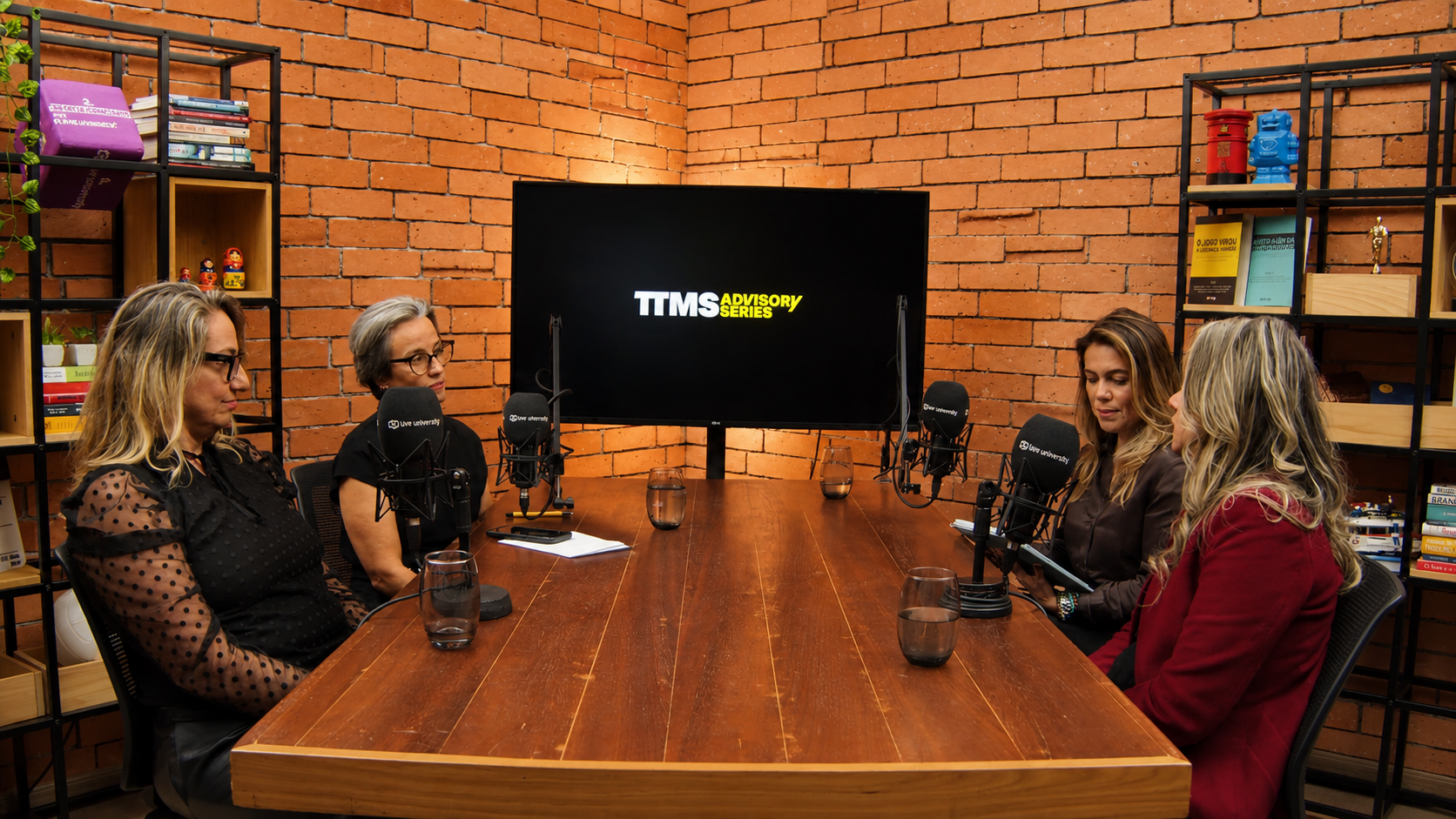 Equipe TTMS gravando o podcast TTMS Advisory Series em estúdio